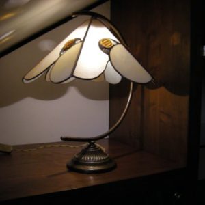 lampada con base in ottone brunito