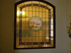 vetrata rilegata in piombo con soggetto e cornice dipinti
